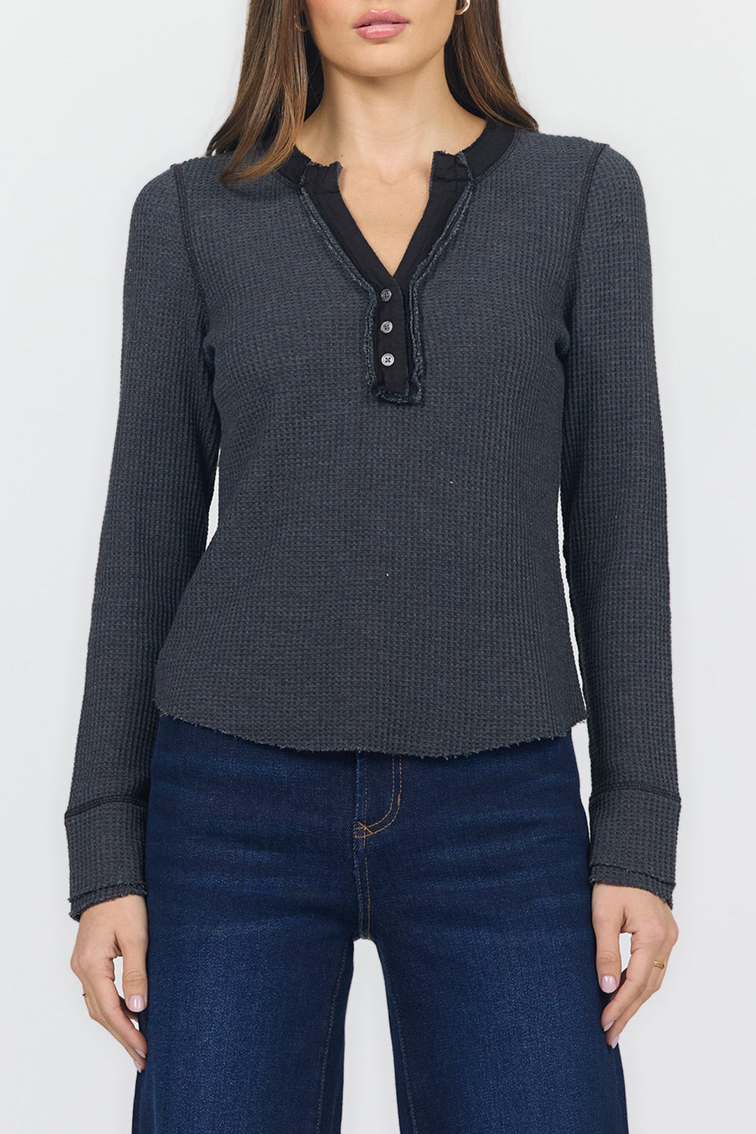 LUNA V-NECK LONG SLEEVE TEE WASHED BLACK