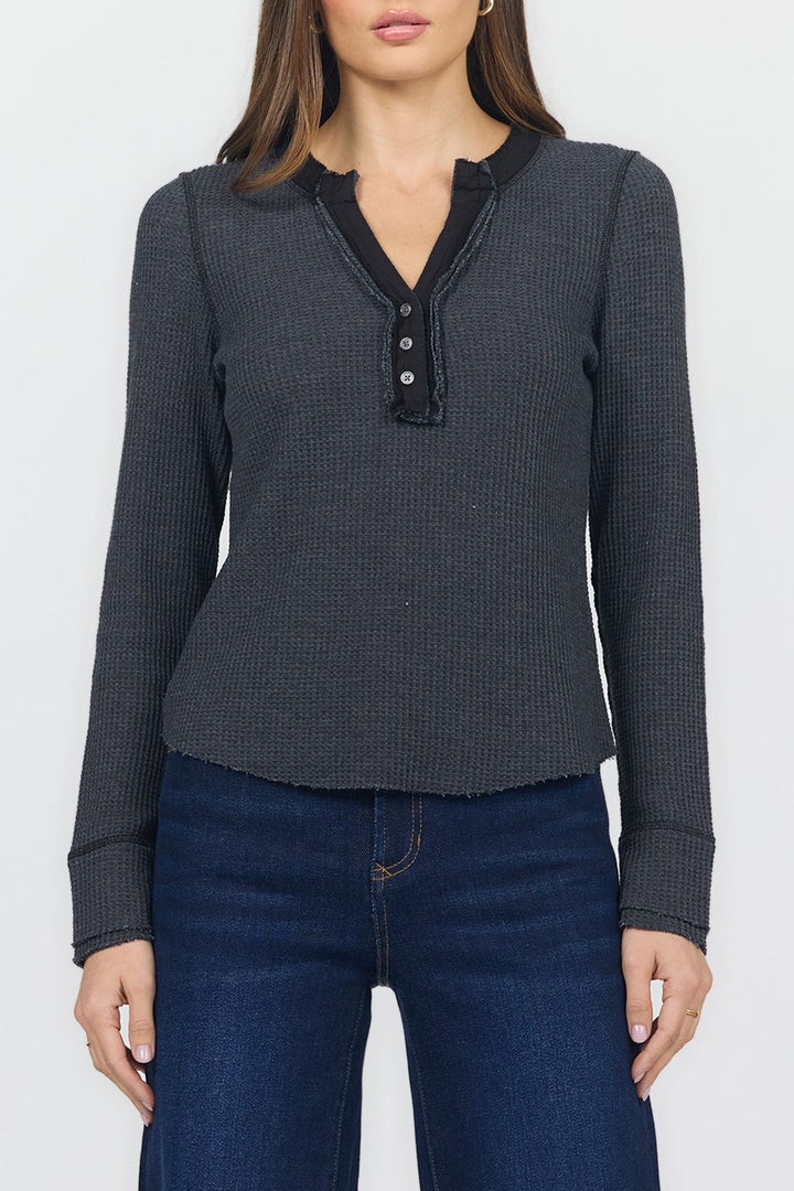 LUNA V-NECK LONG SLEEVE TEE WASHED BLACK