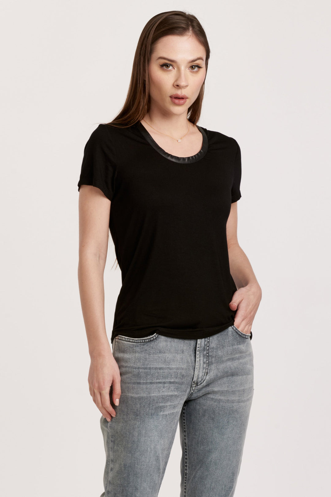 MIRANDA SCOOP NECK TOP W/PLEATER BAND BLACK