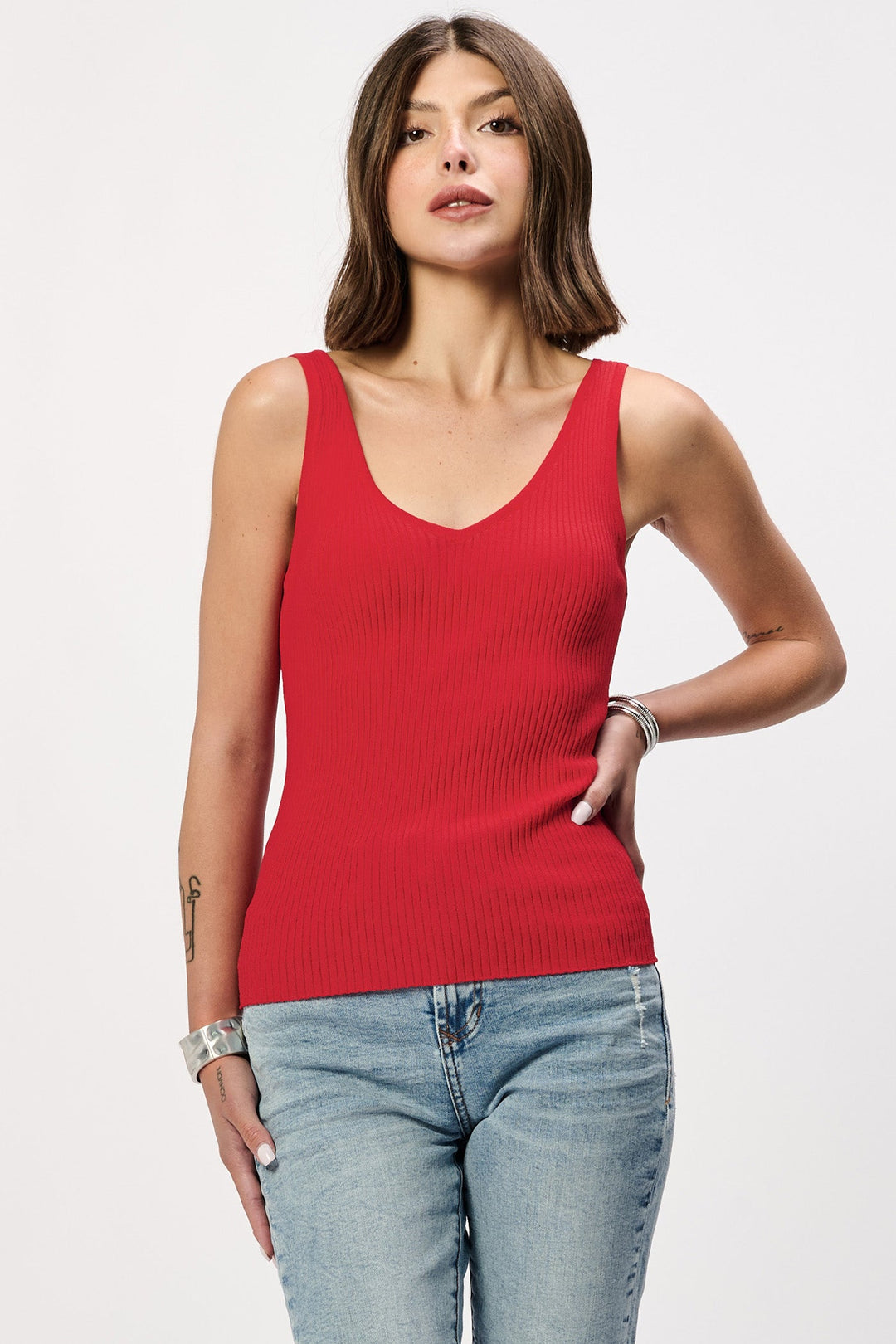 NOA DOUBLE-V NECK SLEEVELESS RIB TOP FIERY RED