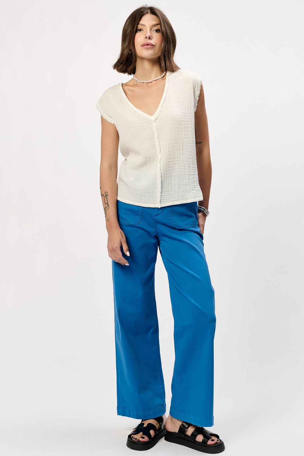 IZZY SLEEVELESS V-NECK RAW EDGE TRIM TOP WHITE